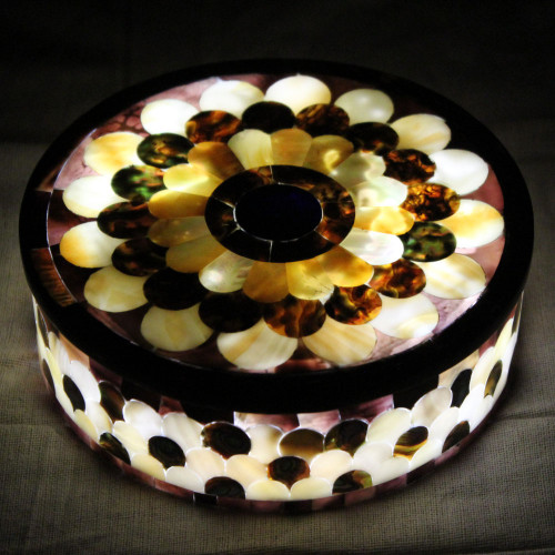 Round WhiteMarble Inlay Box With Pietre Dure Art